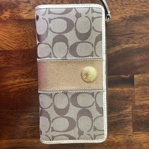 Coach signature wallet in gold